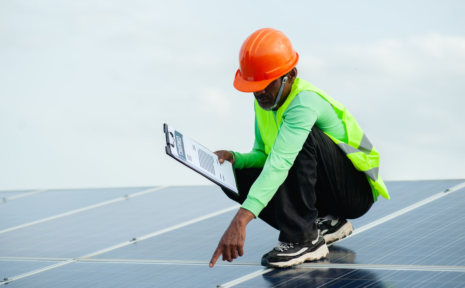 Centrales solaires hybrides et stockage pour sites industriels